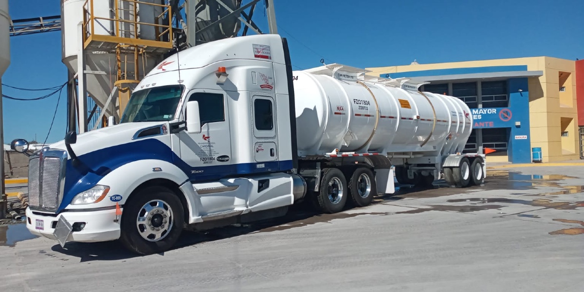Una-pipa-especial-para-el-transporte-de-hidrocarburos-y-gas.-Factor-Automotor