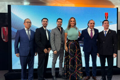 Zheng_Jingliang, CEO Hongqi México acompañado por Christian Lavanzat, director de marketing y directivos de la agencia inaugurada en Santa Fe Ciudad de México