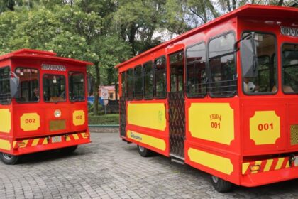 Dos tranvías eléctricos circulan en Coyoacán.
