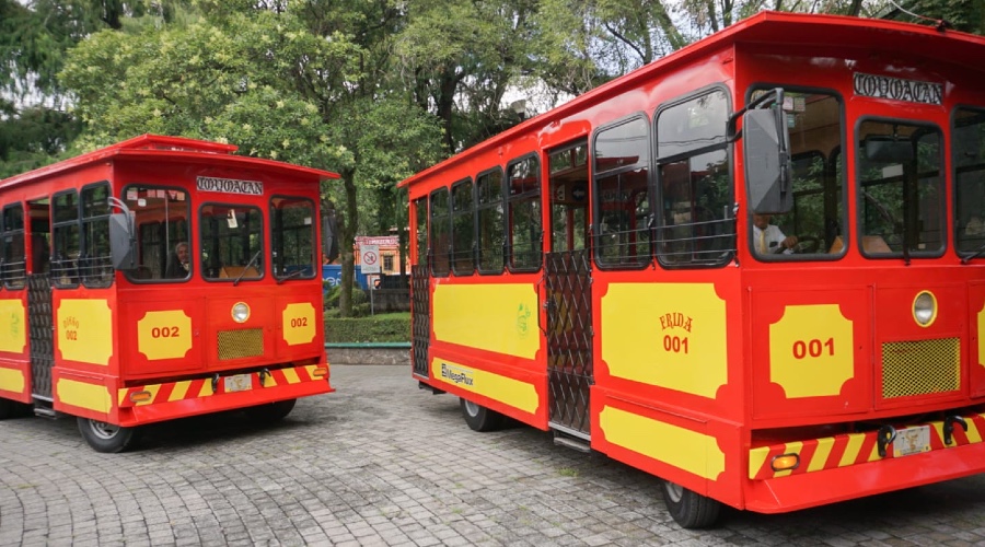 Dos tranvías eléctricos circulan en Coyoacán.