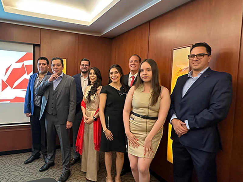 Claudio Sánchez, CEO de BOXTIRES; Paulina Castro, gerente comercial de BOXTIRES y Fernando Torres, director comercial de BOXTIRES; Juan Carlos Balboa, director de Operaciones de BOXTIRES, acompañados del equipo de BOXTIRES Fleet Management en el festejo por los 10 años de la empresa