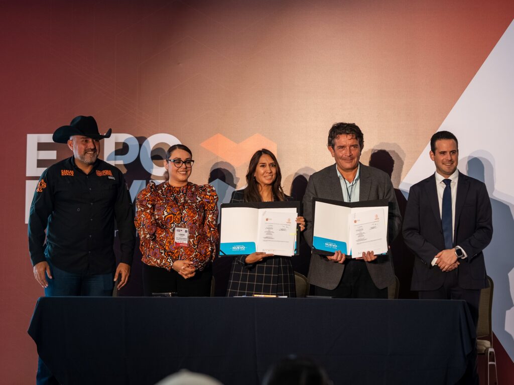 Betsabé Romero, secretaria de economía de Nuevo León y Manuel Montes de DHL sostienen un acuerdo de colaboración para PYMES Program. 