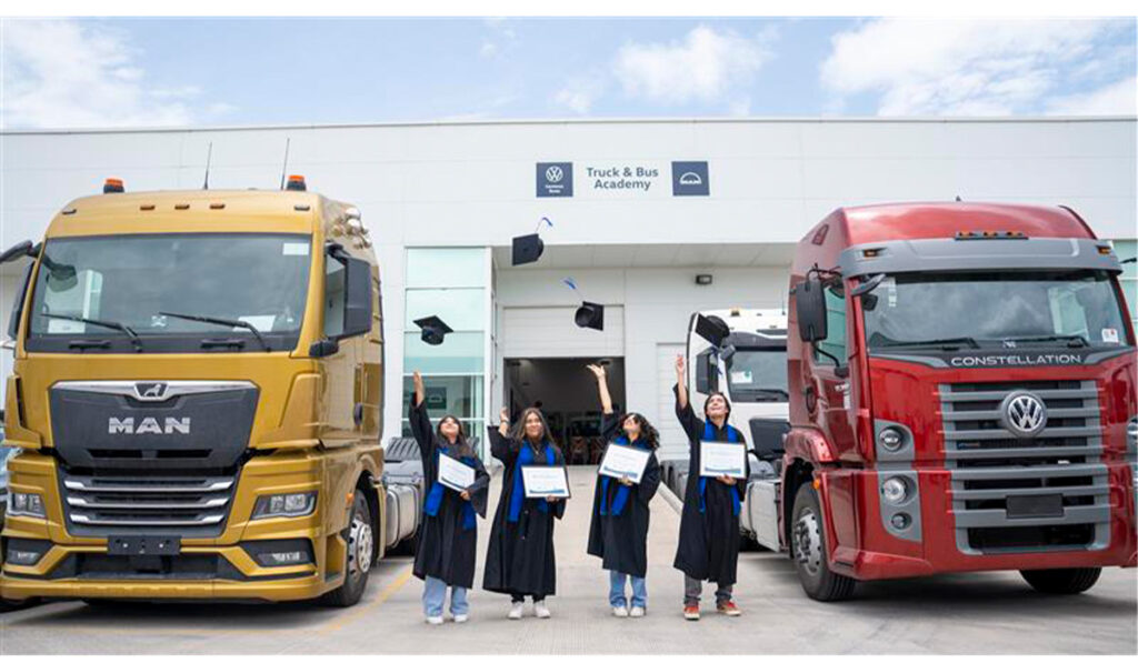 Alumnos del programa formare junto al tractocamión TGX de MAN y el Constellation de volkswagen Truck and Bus México