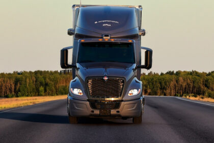 El-nuevo-tractocamion-autonomo-de-International-comienza-a-operan-junto-a-PlusAI-en-el-corredor-logistico-de-Texas-Factor-Automotor.