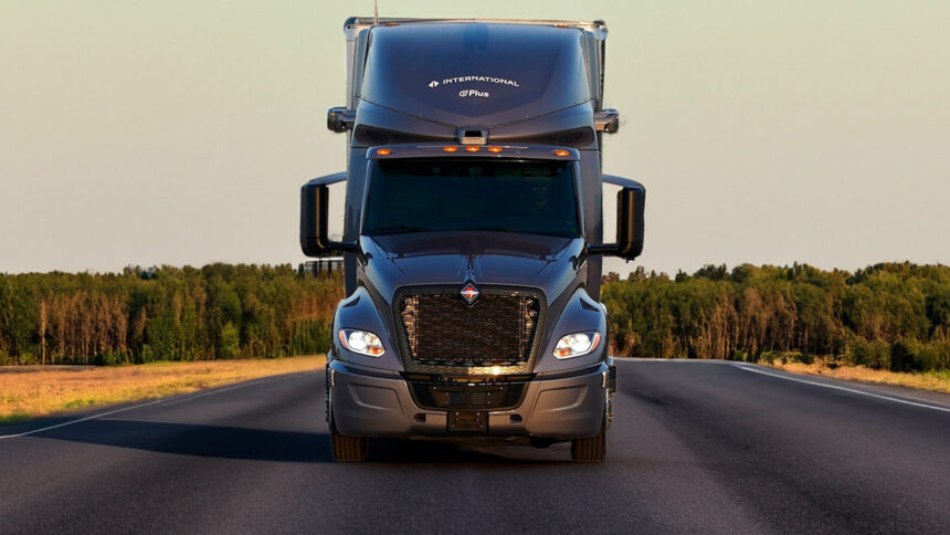 El-nuevo-tractocamion-autonomo-de-International-comienza-a-operan-junto-a-PlusAI-en-el-corredor-logistico-de-Texas-Factor-Automotor.