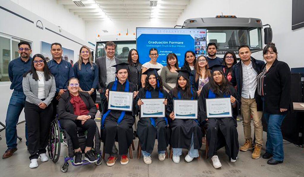 Rafael Magalhães, director de operaciones de Volkswagen Truck & Bus México; Erika Díaz, analista de Marketing Senior; Romina Castillo, Mechanical Engineer acompañados de la primera generación del programa formare 