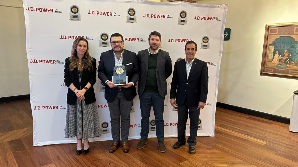 Ana Peláez, senior account Manager de J.D. Power; Alejandro Hernández, director de estrategia y planeación de portafolio para México, Centroamérica y el Caribe en General Motors en México y Gerardo Gómez, director general de J.D. Power de México, en la premiación del Índice de Satisfacción de Servicio al Cliente en México (CSI) 2025 de J.D. Power Ana Peláez, senior account Manager de J.D. Power; Alejandro Hernández, director de estrategia y planeación de portafolio para México, Centroamérica y el Caribe en General Motors en México y Gerardo Gómez, director general de J.D. Power de México, en la premiación del Índice de Satisfacción de Servicio al Cliente en México (CSI) 2025 de J.D. Power