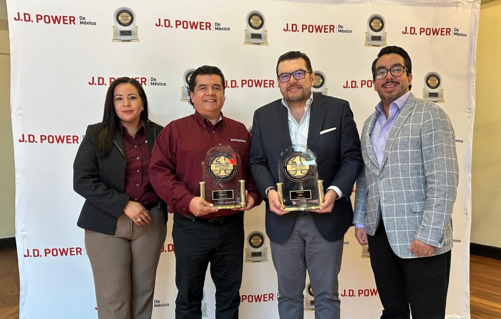 Mónica Navarro, especialista en atención al cliente en Honda; Jorge Del Paso, especialista en atención al cliente en Honda y Alejandro Hernández, director de estrategia y planeación de portafolio para México, Centroamérica y el Caribe en General Motors en México, durante la premiación del Índice de Satisfacción de Servicio al Cliente en México (CSI) 2025 de J.D. Power Mónica Navarro, especialista en atención al cliente en Honda; Jorge Del Paso, especialista en atención al cliente en Honda y Alejandro Hernández, director de estrategia y planeación de portafolio para México, Centroamérica y el Caribe en General Motors en México, durante la premiación del Índice de Satisfacción de Servicio al Cliente en México (CSI) 2025 de J.D. Power