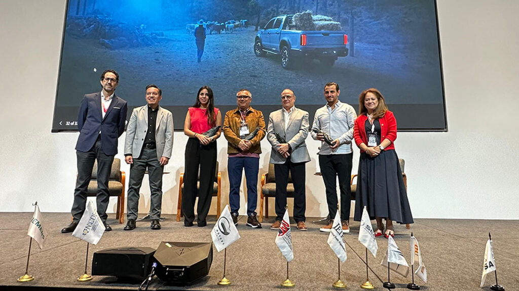 Directivos de JAC en México y Giant Motors con Elisa Crespo, presidenta ejecutiva del ClautMet