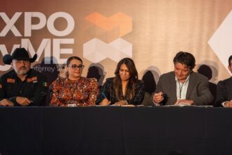 DHL-y-representantes-de-la-Secretaría-de-Economía-formalizaron-el-acuerdo-para-echar-a-andar-el-programa-PYMES-Program-Factor-Automotor