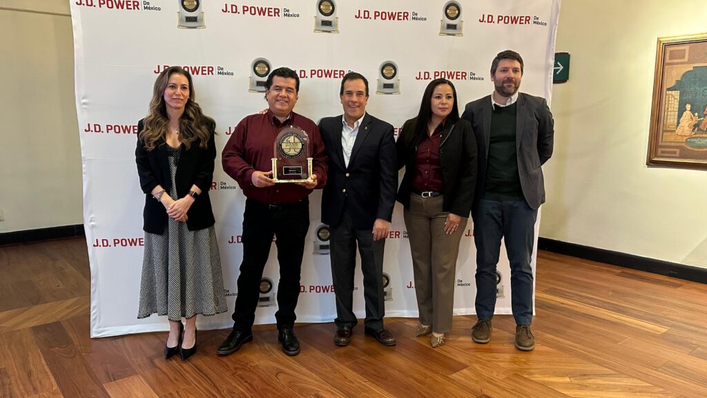 Ana Peláez, senior account Manager de J.D. Power; Jorge Del Paso, especialista en atención al cliente en Honda; Gerardo Gómez, director general de J.D. Power de México y Mónica Navarro, especialista en atención al cliente en Honda en la premiación del Índice de Satisfacción de Servicio al Cliente en México (CSI) 2025 de J.D. Power Ana Peláez, senior account Manager de J.D. Power; Jorge Del Paso, especialista en atención al cliente en Honda; Gerardo Gómez, director general de J.D. Power de México y Mónica Navarro, especialista en atención al cliente en Honda en la premiación del Índice de Satisfacción de Servicio al Cliente en México (CSI) 2025 de J.D. Power