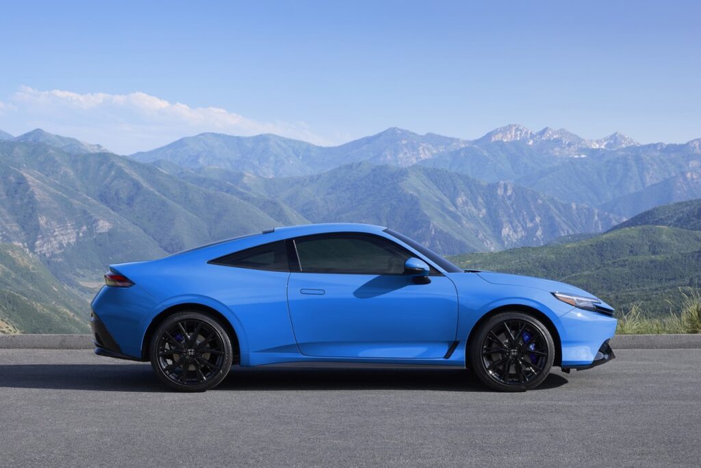 Silueta lateral del Honda Prelude 2025, un auto deportivo eléctrico. 