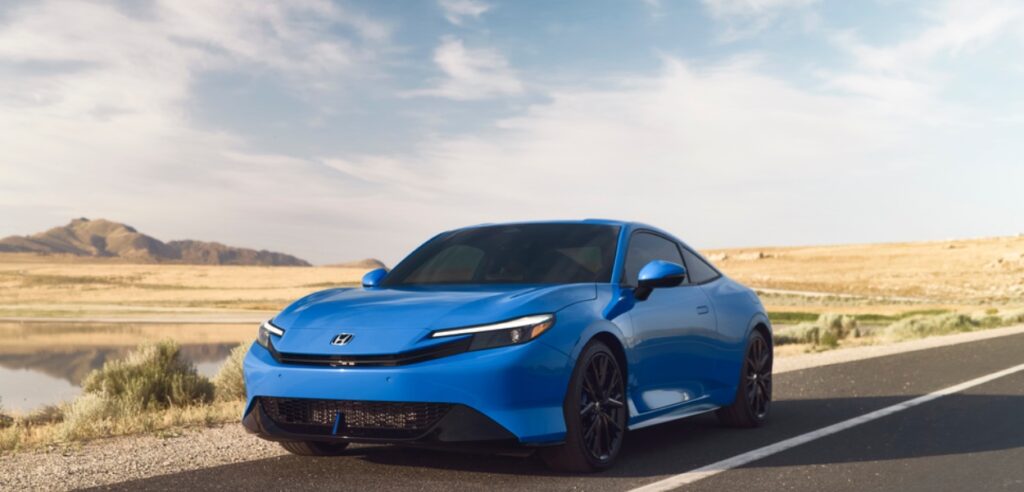 El modelo Honda Prelude 2026 en color azul circula por el desierto de Norteamérica. 