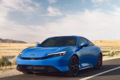 El-modelo-Honda-Prelude-2026-en-color-azul-circula-por-el-desierto-de-Norteamérica.-Factor-Automotor