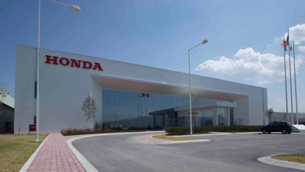 Fachada principal de la planta de Honda en Celaya, Guanajuato. 