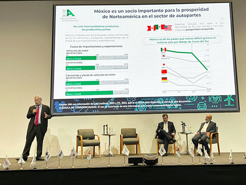 
Rogelio Garza, presidente ejecutivo de la AMIA; Francisco González, presidente ejecutivo de la INA y Guillermo Rosales, presidente ejecutivo de la AMDA en una conferencia del BAM 2025