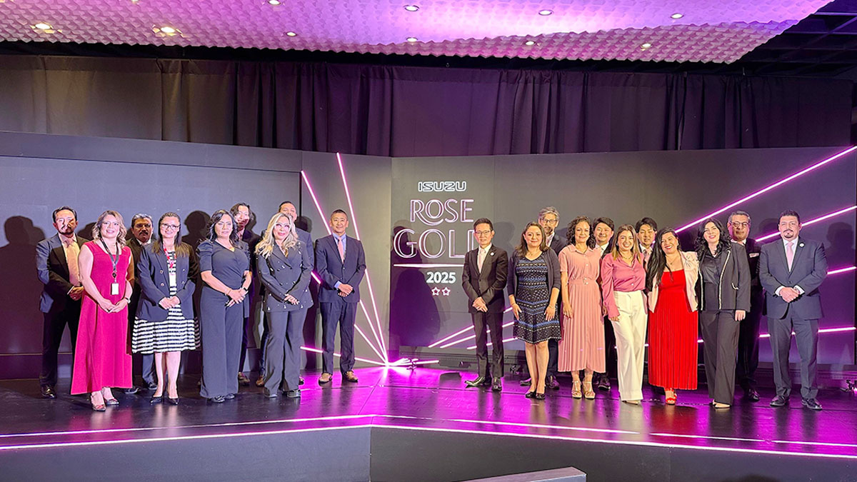 Equipo directivo y colaboradoras de Isuzu Motors de México en el Seminario Isuzu Rose Gold 2025