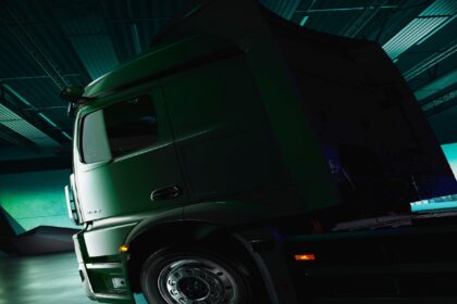 Imagen-tentativa-del-nuevo-tractocamión-eléctrico-eActros.-Factor-Automotor