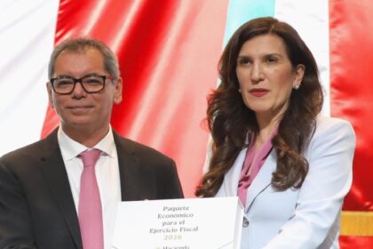 Édgar Amador, secretario de Hacienda, entrega el Paquete Económico 2026 a Kenia López Rabadán, presidenta de la Cámara de Diputados. Factor Automotor