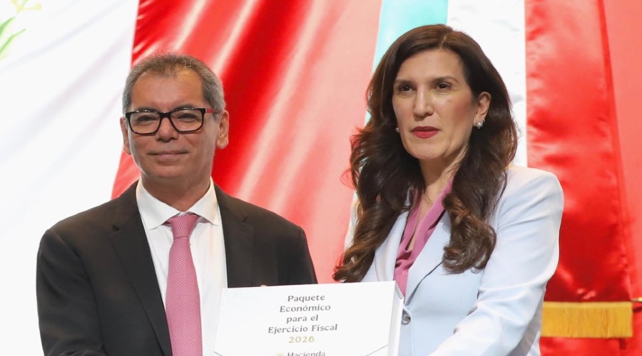  Édgar Amador, secretario de Hacienda, entrega el Paquete Económico 2026 a Kenia López Rabadán, presidenta de la Cámara de Diputados. Factor Automotor
