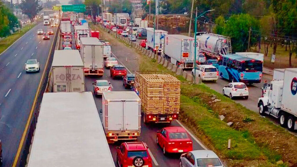 Tractocamiones circulando en una carretera transitada