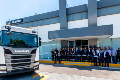 nauguración de la ampliación de la sucursal Scania en Culiacán con Gisela Quintero y Manuel Aranda acompañados de colaboradores y un camión Scania R460 en primer plano.