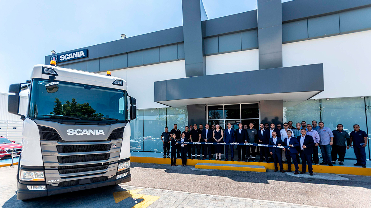 nauguración de la ampliación de la sucursal Scania en Culiacán con Gisela Quintero y Manuel Aranda acompañados de colaboradores y un camión Scania R460 en primer plano.