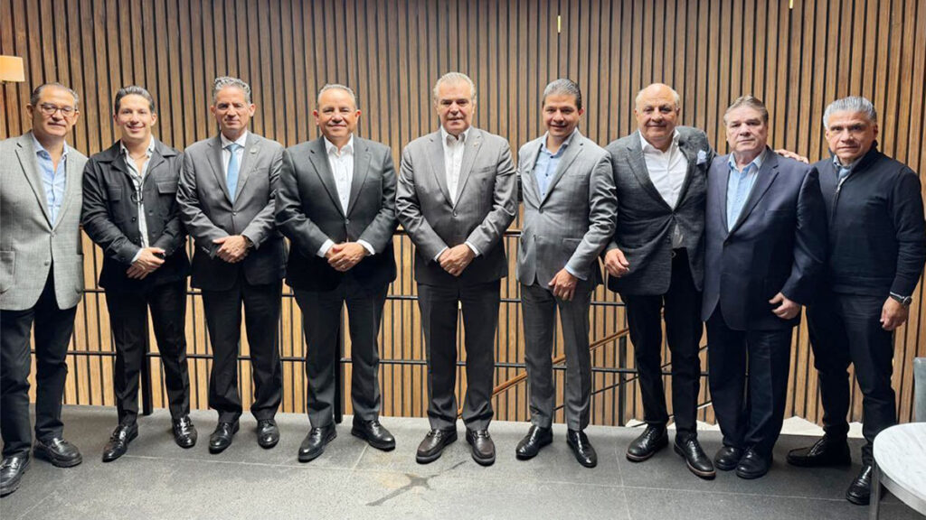 Al centro Miguel Ángel Martínez Millán, presidente nacional de CANACAR y Francisco Cervantes, presidente del CCE. Uriel Joffre Vega, secretario de Análisis Económico de CANACAR; Miguel Quintanilla Giordano, tesorero general de CANACAR y Ramiro Montemayor, vicepresidente general de CANACAR, durante reunión de trabajo 