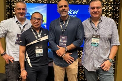 (Cent. izq.) Rudy Sulub subdirector de ventas corporativas Telcel, y José Roberto Delgado, gerente de atención corporativa, en el relanzamiento de GVT en Top Flotillas. Factor Automotor