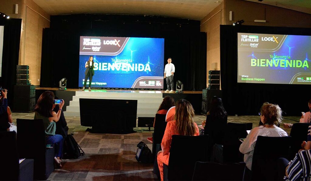 Lucía Ferreira, gerente general de Top Flotillas Logex y Mauricio Barrón, director en RX México inauguran las actividades de  la edición número 13 de Top Flotillas y Logex 2025 
