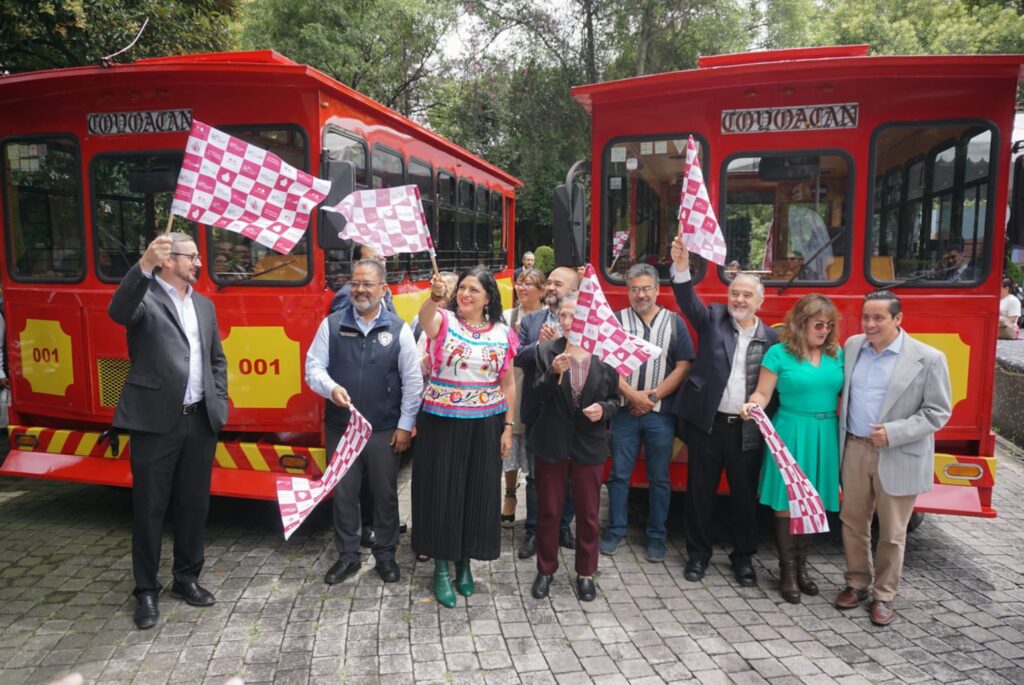 Alejandra Frausto, secretaria de Turismo de la CDMX, en el banderazo de salida de los tranvías eléctricos. 