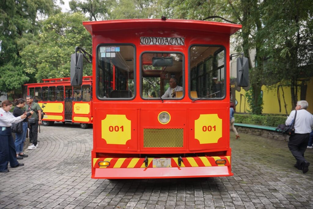 Un tranvía eléctrico circula en Coyoacán 