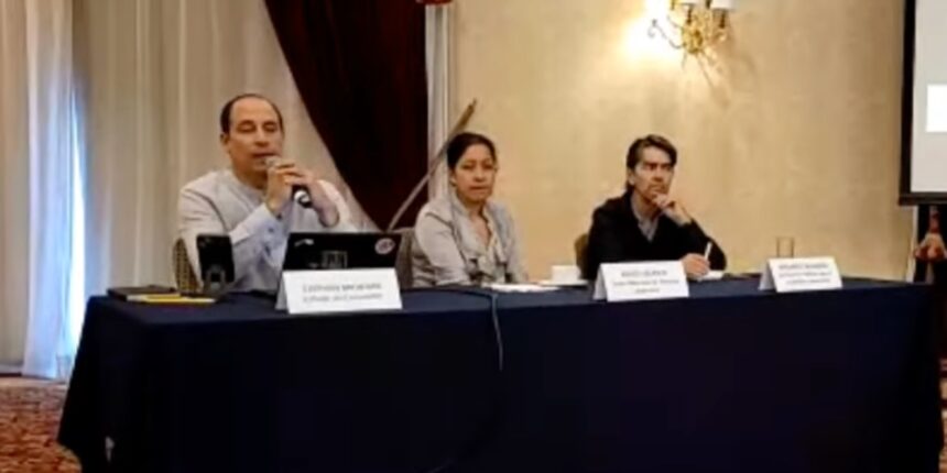 Stephan Brodziak, del Poder del Consumidor; Anaid Velasco, del Centro Mexicano de Derecho Ambiental, y Bernardo Baranda, del Instituto de Políticas para el Transporte y el Desarrollo, durante la presentación del proyecto para reformar la NOM-163. Factor Automotor