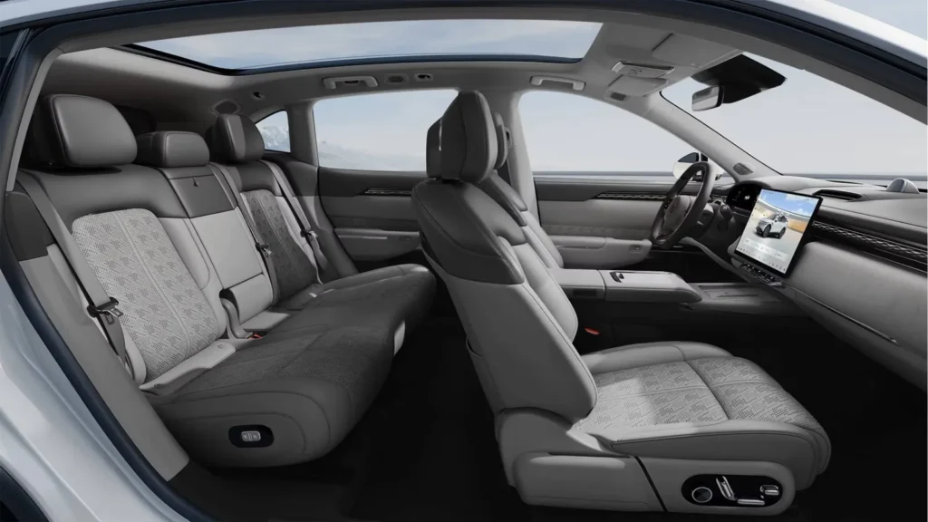 El interior transmite lujo y sofisticación con asientos en piel Nappa. Factor Automotor