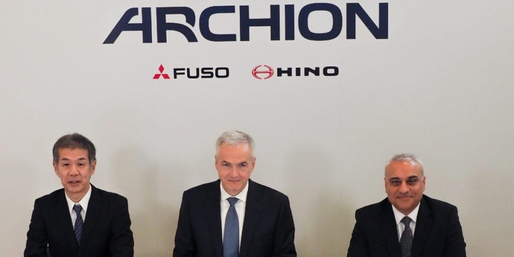 Grupo ARCHION es el nombre de la compañía automotriz que nace de la fusión de Mitsubishi Fuso, Hino Motors, subsidiaria de Toyota, y Daimler Truck. Factor Automotor Grupo ARCHION es el nombre de la compañía automotriz que nace de la fusión de Mitsubishi Fuso, Hino Motors, subsidiaria de Toyota, y Daimler Truck. Factor Automotor