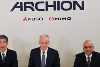 Grupo ARCHION es el nombre de la compañía automotriz que nace de la fusión de Mitsubishi Fuso, Hino Motors, subsidiaria de Toyota, y Daimler Truck. Factor Automotor