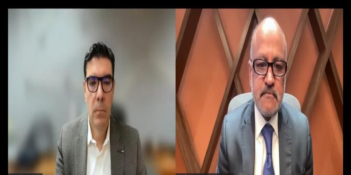 Rogelio Arzate, presidente de ANPACT, y Guillermo Rosales, presidente de AMDA, durante la presentación del reporte mensual sobre venta, producción y exportación de vehículos pesados. Factor Automotor