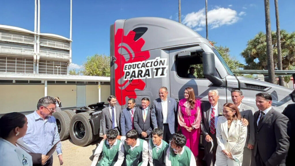 Miguel Ángel Martínez Millán, presidente nacional de CANACAR con la gobernadora de Aguascalientes María Teresa Jiménez Esquivel. Rómulo Mejía, delegado de CANACAR en Monterrey; Roberto Díaz Ruíz. Delegado de CANACAR en Aguascalientes. Ramiro Montemayor , Vicepresidente General de la CANACAR y Augusto Ramos, secretario general de CANACAR al fondo un tractocamión Freightliner CASCADIA 2026