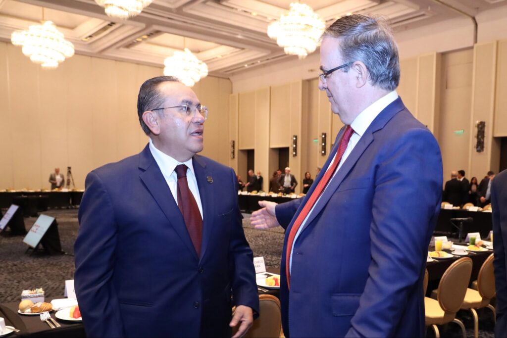 Miguel Ángel Martínez Millán, presidente nacional de CANACAR y Marcelo Ebrard, secretario de Economía 