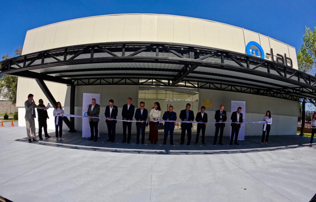 
Augusto Bagase, CEO de CESVI México y Eduardo Salinas, presidente de CESVI México, inauguran el Laboratorio de Nuevas Tecnologías