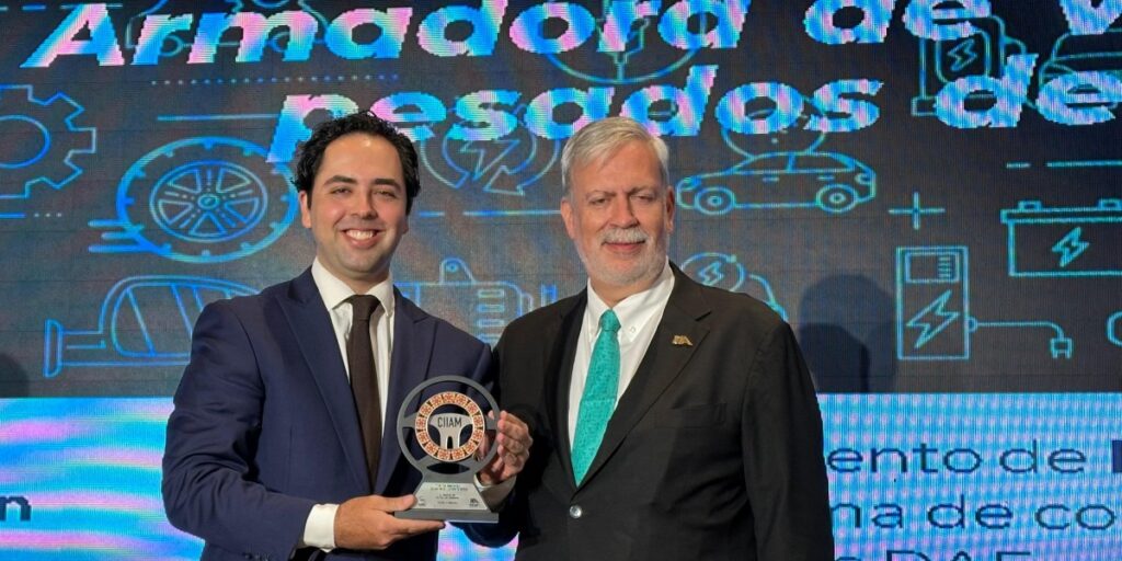 Javier Valadez, director de operaciones de PACCAR México, y Francisco González, presidente de la INA, durante la entrega del premio en CIIAM 2025. Factor Automotor