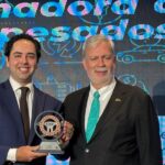 Javier Valadez, director de operaciones de PACCAR México, y Francisco González, presidente de la INA, durante la entrega del premio en CIIAM 2025. Factor Automotor