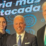 (De izq. a der.) Altagracia Gómez Sierra, coordinadora del CADERR, Paco Garza, presidente de General Motors de México y Francisco González, presidente de la INA en el CIIAM 2025. Factor Automotor
