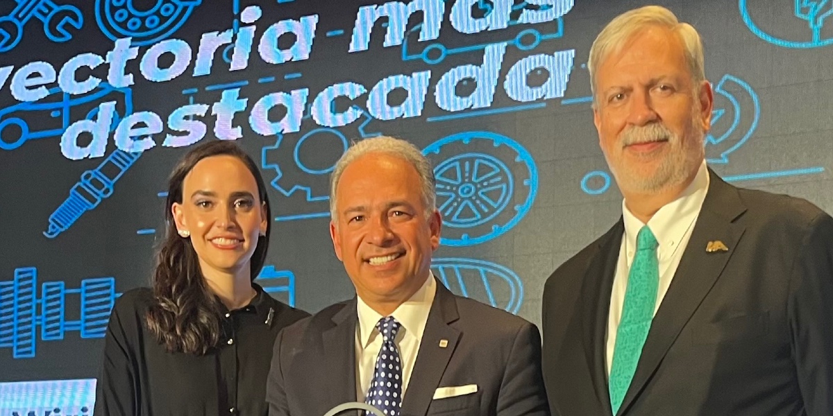 (De izq. a der.) Altagracia Gómez Sierra, coordinadora del CADERR, Paco Garza, presidente de General Motors de México y Francisco González, presidente de la INA en el CIIAM 2025. Factor Automotor