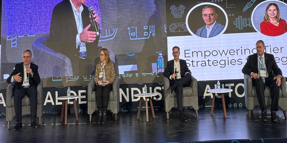 (De izq. a der.) Manuel Montoya, director general de CLAUT; Adriana Mazcouzet; Eduardo Watty, sales VP Mobility de Bosch, y Alberto de Icaza, director de asuntos externos ZF México. Factor Automotor