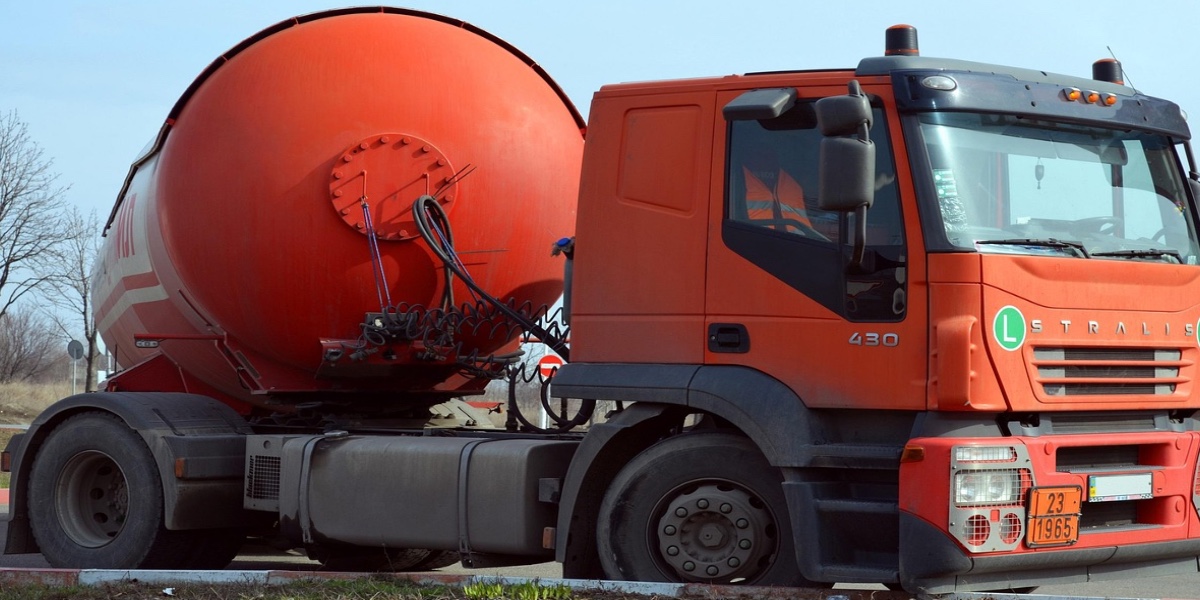 Los gestores de flotas tienen un plazo de seis meses para instalar los sistemas GPS en sus pipas o unidades que transportan combustibles. Factor Automotor