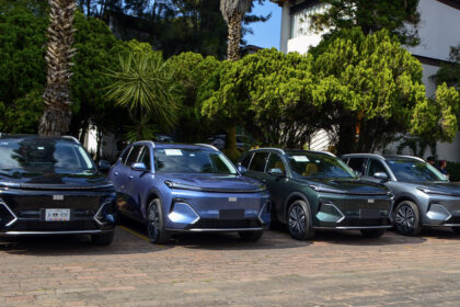 Cuatro SUV Geely EX5 EM-i PHEV alineadas en diferentes colores durante su presentación en México Factor Automotor