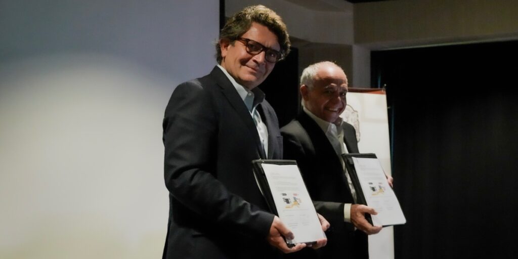 Manuel Montes Bertín, director de Cumplimiento y Asuntos Regulatorios de DHL Express México, y Kurt Ignacio Honold Morales, secretario de Economía e Innovación de Baja California durante la firma del acuerdo. Factor Automotor