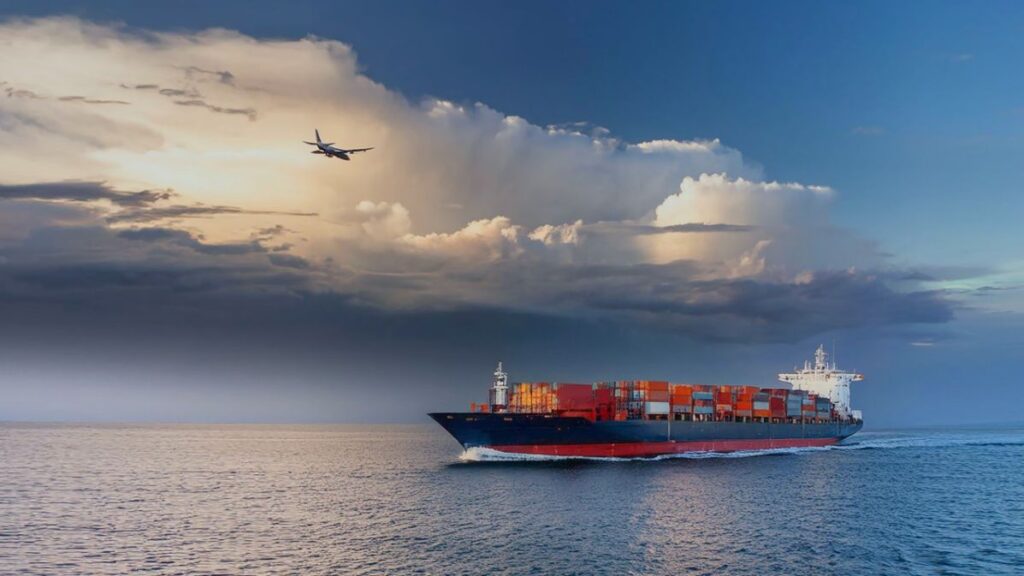 Buque comercial en altamar transporta contenedores de carga 