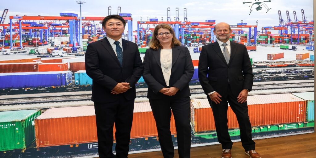 (De izq. a der.) Kei Nomura, gerente central de la división de estrategia de hidrógeno verde en Kawasaki; Annete Walter, directora financiera de Hamburger Hafen und Logistik AG (HHLA) y Andreas Gorbach, jefe de tecnología de camiones Daimler Truck en la firma del acuerdo. Factor Automotor